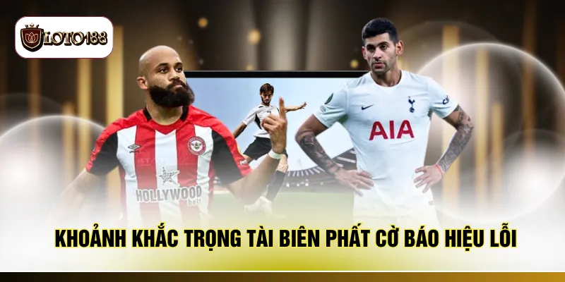Khoảnh khắc trọng tài biên phất cờ báo hiệu lỗi